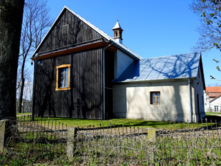 wybudowany w 1730 roku drewniany kosciol katolicki pod wezwaniem swietego jana chrzciciela w miejscowosci węgra na mazowszu w polsce © Jacek Sakowicz