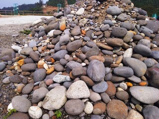 A collection of rounded stonnes 