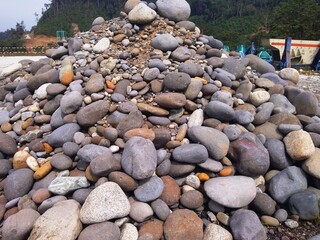 A collection of rounded stonnes 