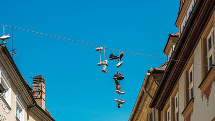 Fototapeta na wymiar Schuhe an einer Leine hoch über der Straße