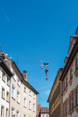 Fototapeta na wymiar Schuhe an einer Leine hoch über der Straße