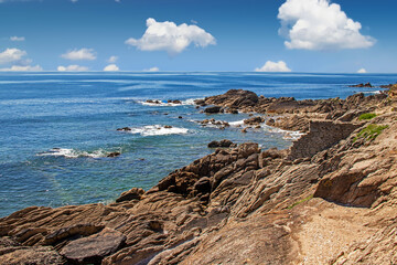 Plouhinec. Côte rocheuse dans la baie d'Audierne. Finistère. Bretagne
