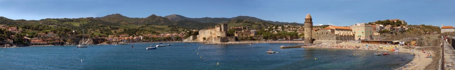 Vue panoramique de la baie de Collioure pendant l'été © Michel Castillo
