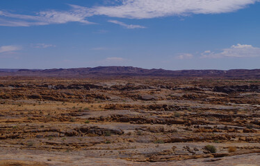 Gebirge und Steinwüste im Nationalpark Südafrika