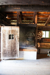 Altes verlassenes Bauernhaus mit Kochstelle