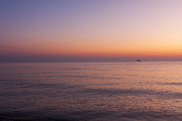 Obraz premium Sunrise on the beach with a view of the sea and the sun