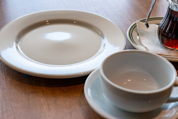 Fototapeta na wymiar テーブルに置かれた皿とコーヒーカップ　カフェのモーニングのイメージ
