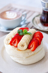 イチゴとバナナのパンケーキ