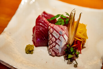 小皿に盛られた刺身