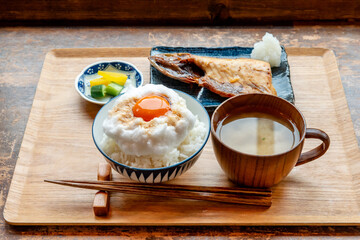 卵かけご飯と焼き魚の朝食