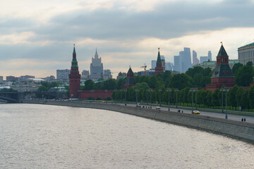 Obraz premium Kremlin, buildings of Ministry of foreign affairs (MFA), Moscow International business center (MIBC). Quarantine is over. People go for a walk at the Kremlin embankment
