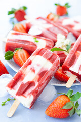 Eis am Stiel mit Erdbeeren