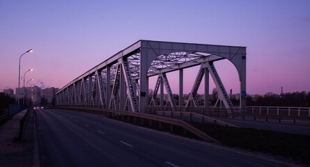 Stalowy most w Polsce w mieście Konin po zachodzie słońca