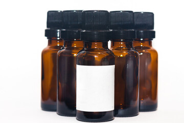 frascos de vidrio de 20 ml con tapa negra y fondo blanco