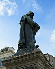 Fototapeta premium statue of Giordano Bruno, located in the square called 
