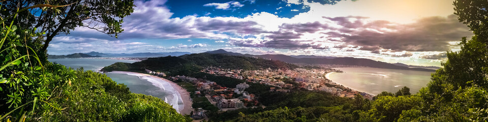 Fototapeta na wymiar Panoramic photo of the city of Bombinhas, surrounded by the beaches with the mountains in the background