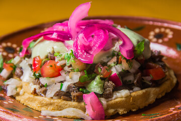 Tostada de carne con pico de gallo