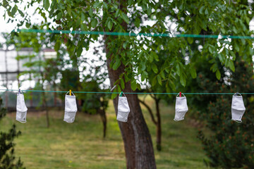 Mundschutz Masken hängen auf der Wäscheleine zum trocknen  Schutz vor Corona