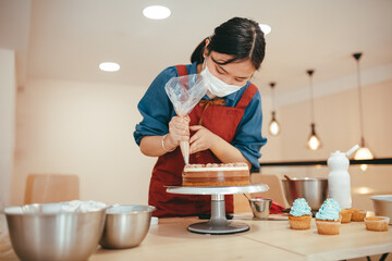 Asian cake maker using the cake sleeve to decorate a three-color cake.
