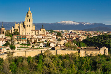 Naklejka premium Segovia y montañas nevadas