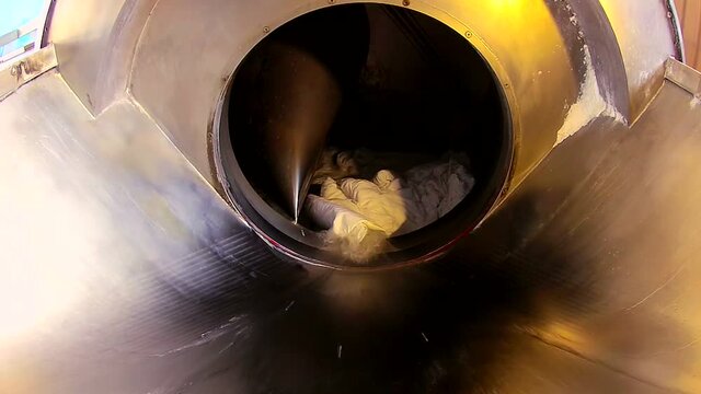 Tunnel system for washing large quantities of clothes in the factory