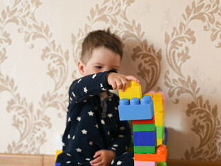 Naklejka premium The child independently plays in the designer close-up.