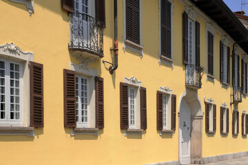 Naklejka premium casa gialla ad angera italia