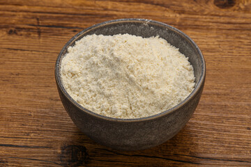 Obraz na płótnie Canvas Wheat flour heap in the bowl