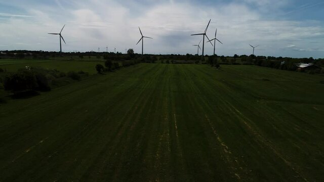 Drohne filmt einen entstehenden Windpark