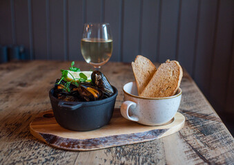 bowl of mussels with white wine