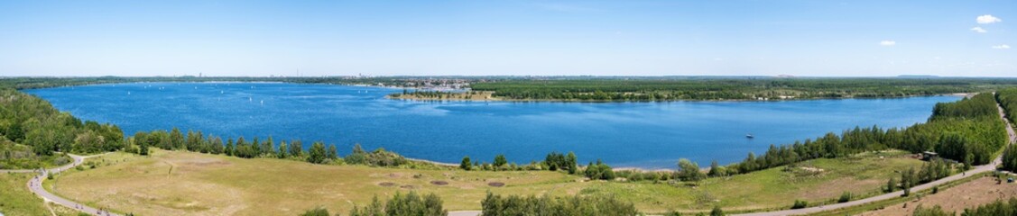 Große Panoramaaufnahme des Cospudener See bei Leipzig