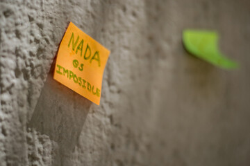 Nada es impossible, nothing is impossible, written on a post-it against the wall