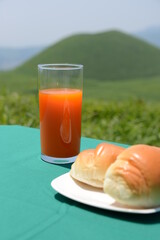 野菜ジュースとパン