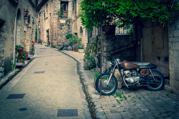 Moto ancienne dans un vieux village
