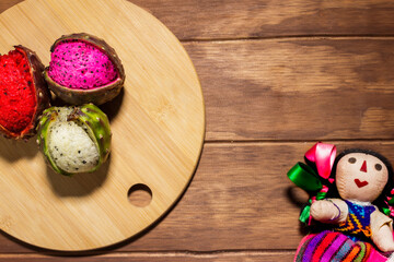 Pitaya roja blanca y morada fruta exotica de Mexico del Nopal Cactus en mesa de madera con...