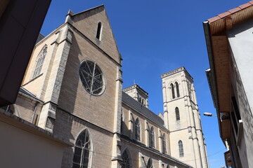 Extérieur de l'église catholique Saint Jean Baptiste, village de Bourgoin Jallieu, département...
