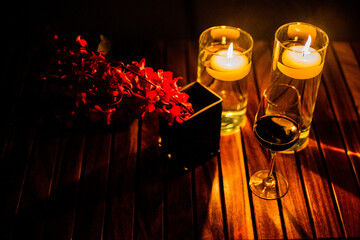 Copa de vino con luz de velas