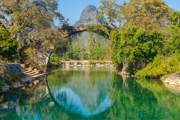 Fototapeta na wymiar The Fuli Bridge on the Yulong River in Yangshuo, Guilin, China
