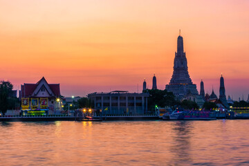 Naklejka premium BANGKOK, THAILAND, 8 JANUARY 2020: Beautiful sunset over the Temple of Wat Arun