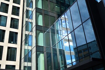 Obraz premium Facade texture of a glass mirrored office building. Fragment of the facade. Modern architecture of the office building.
