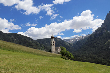 PANORAMA ALPINO CON PICCOLA CHIESA IMMERSA NEL VERDE