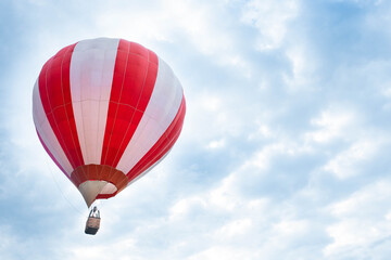 Fototapeta premium Balloon in the blue sky. Red balloon in the blue cloudy sky.