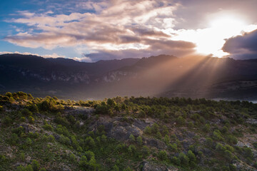 Amanecer entre las nubes saliendo rayos de sol