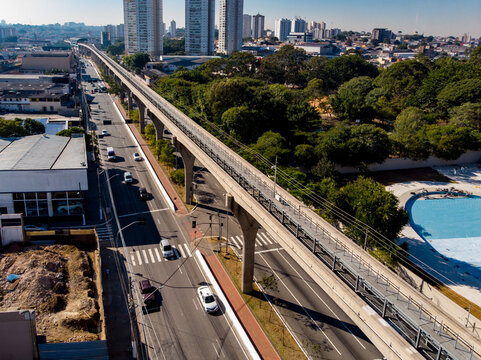 Vista da Linha 15 - Prata do Metrô, na zona leste de São Paulo (SP), na manhã desta segunda feira (1). A linha está paralisada desde fevereiro, após um incidente com uma composição.