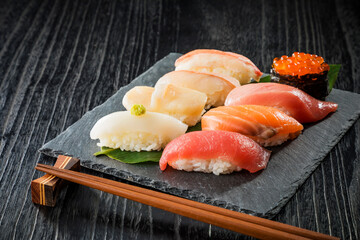 握り寿司の盛り合わせ　Japanese food Sushi on black stone plate