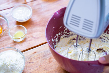 mix flour cake with another ingredient by blender