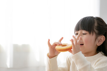 ドーナツを食べる女の子