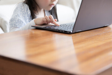 ノートパソコンを操作する女の子