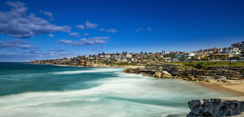 Obraz premium Tamarama Beach in Sydney NSW Australia on a sunny winters day partly cloudy skies Pacific Ocean waves and nice sandy beach