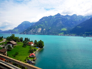 스위스의 작은 호숫가의 마을 